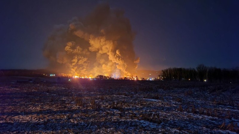 Голям пожар избухна в САЩ заради дерайлирал влак