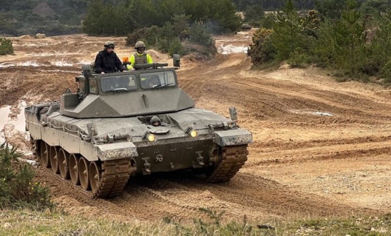 Украинските военни вече се обучават на британските танкове Challenger-2, това