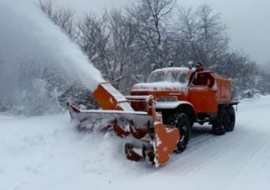 Близо 780 машини почистват пътните настилки в районите със снеговалеж,
