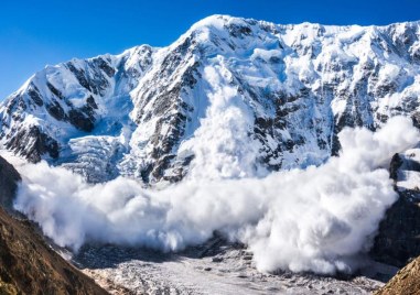 Десет души загинаха при няколко лавини в австрийските и швейцарските Алпи през уикенда,