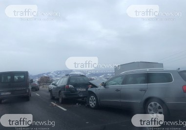 Четири автомобила са катастрофирали верижно на Околовръстното шосе на Пловдив