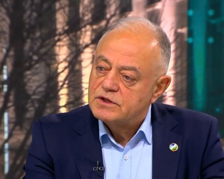 Атанасов: Министър Минеков бе сменен заради скандала в Народния театър