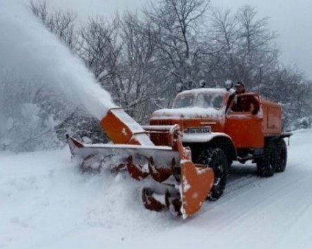 Близо 780 снегорини почистват пътищата. АПИ: Шофьорите да карат внимателно!