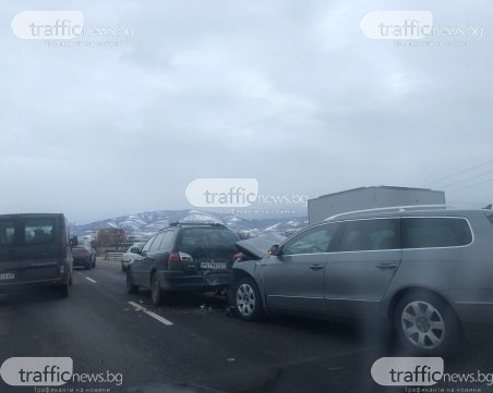 Четири коли се удариха на Околовръстното на Пловдив, има километрично задръстване
