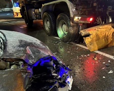 Кола се заби в снегорин в София