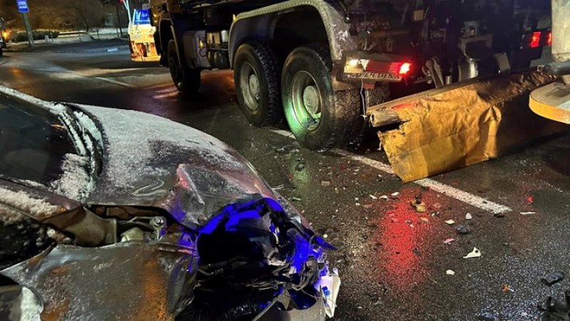 Кола се заби в снегорин в София