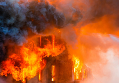 Имот е избухнал в пламъци в град Баня. Тази сутрин е