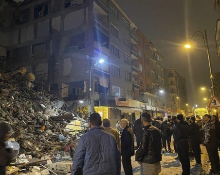 7,8 по Рихтер разтърси Турция, най-малко десет са жертвите