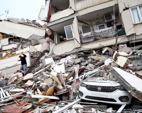 Близо 1500 са вече жертвите на земетресенията в Турция