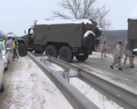 Катастрофа с военни камиони създаде огромно задръстване в посока София