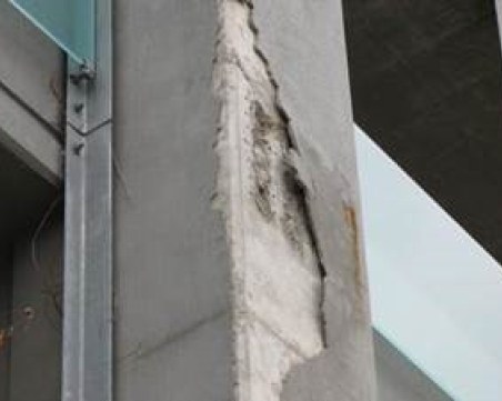 Падащи отломки от 15-етажен блок в София застрашават пешеходци