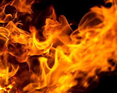 След земетренията: Пожар на турско пристанище