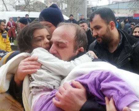 Спасиха момиченце, затиснато под руни в Турция - изпратило съобщение „Добре съм”