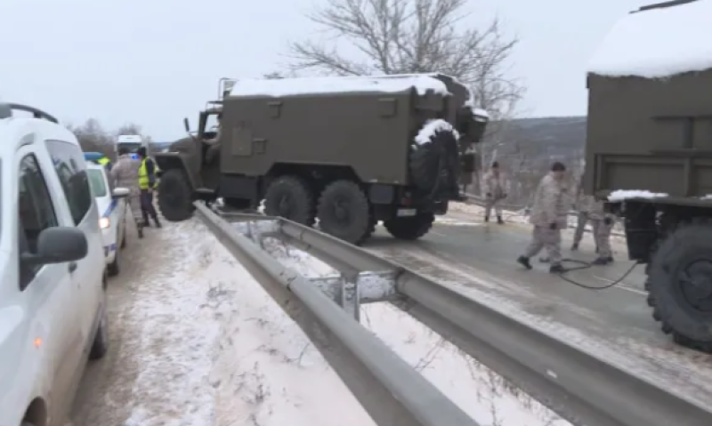 Катастрофа с военни камиони създаде огромно задръстване в посока София