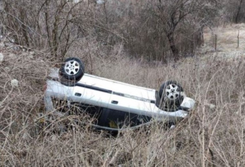 Кола се обърна в Смолянско, шофьорът возел 6-годишното си дете