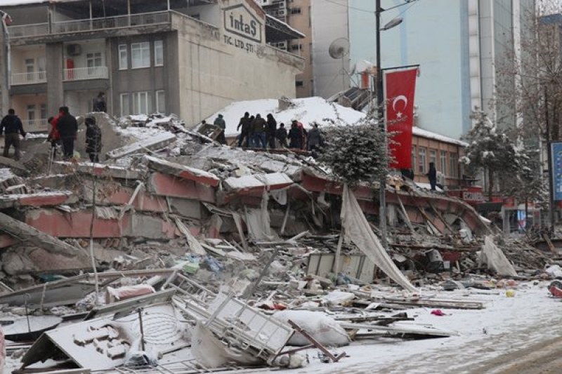 Най-малко 670 са жертвите на земетресението в Сирия и Турция, над 2000 са ранени