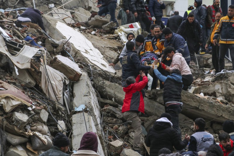 Опустошителните земетресения в Турция: Над 1800 души останаха завинаги под руините