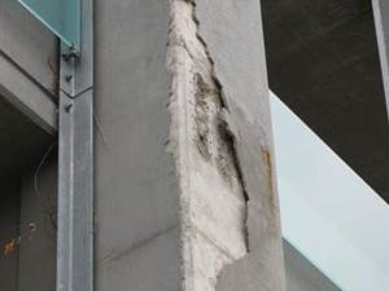 Падащи отломки от 15-етажен блок в София застрашават пешеходци