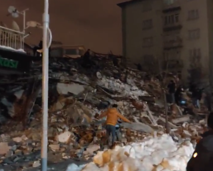Поредица силни земетресения удариха Централна Турция през нощта. Най-силният трус