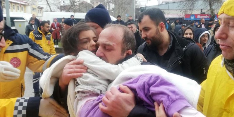 Спасиха момиченце, затиснато под руни в Турция - изпратило съобщение „Добре съм”