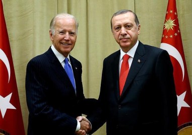 Американският президент Джо Байдън разговаря по телефона с турския си