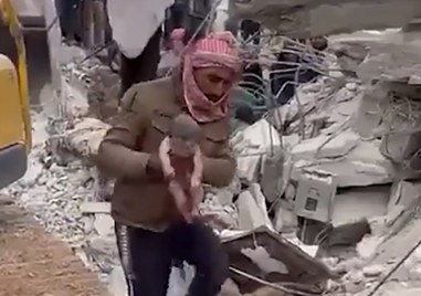 В сирийския Алепо под развалините се роди дете  Бебето се появило по