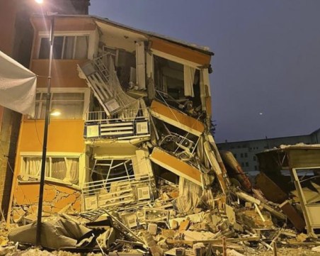Броят на жертвите след силните земетресения в Турция вече e 3419