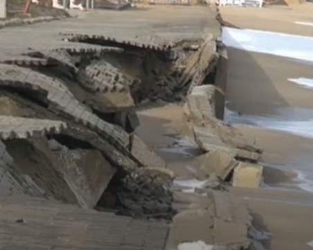 Бурното море отнесе крайбрежната алея на Обзор