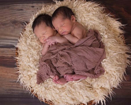 Китайски генетик: Първите в света генетично модифицирани деца водят нормален живот