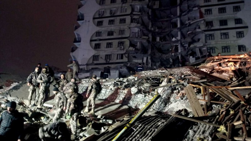 Расте броят на жертвите и ранените в Турция и Сирия след силните земетресения