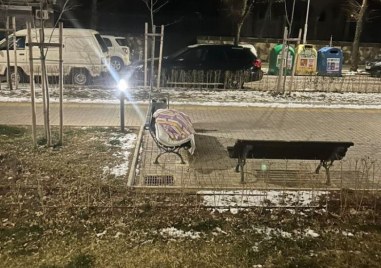 Мъж е видян да спи на открито в София Вероятно