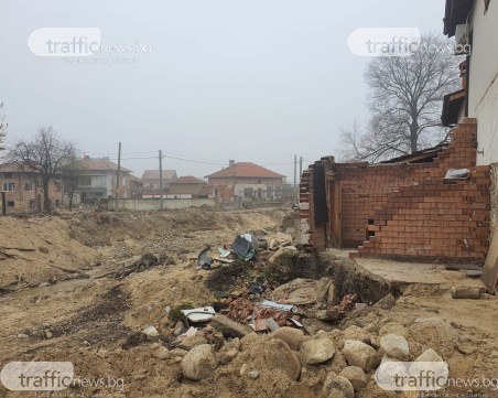 Ангел Стоев инспектира възстановителните дейности в наводнените села в Карловско