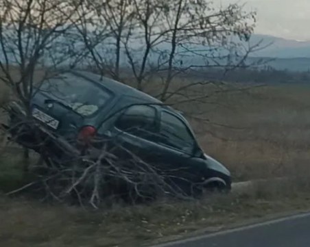 Катастрофа на пътя Пловдив-Карлово, кола излетя от пътя и се стовари върху дърво