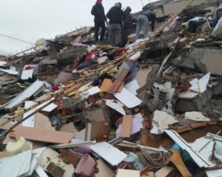 Разтърсващи кадри от първите секунди от земетресението в Турция ВИДЕО