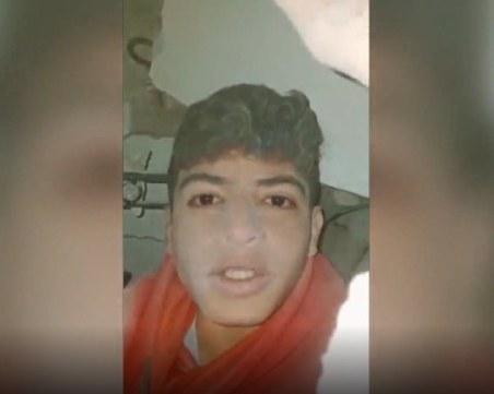 Разтърсващи кадри: Сирийско момче се засне с телефона си под развалините