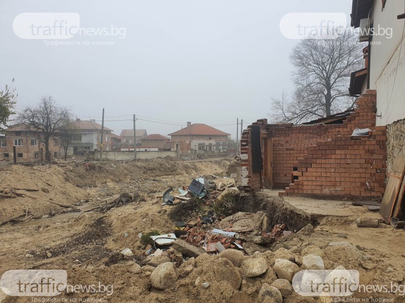 Ангел Стоев инспектира възстановителните дейности в наводнените села в Карловско