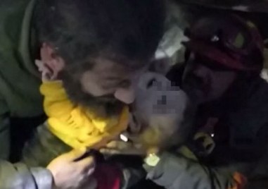 Турски спасители откриха живо бебе под развалините в турската провинция
