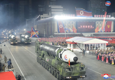 Севернокорейският лидер Ким Чен Ун ръководи голям военен парад с