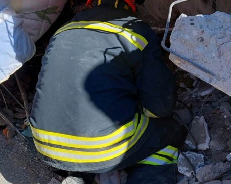 Български спасители извадиха 4-годишно дете и възрастен мъж от руините в Турция