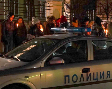 Десетки запалиха свещ в памет на Иван Владимиров, помълчаха пред МВР