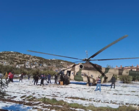 Хеликоптери доставиха помощ на най-откъснатите региони след земетресенията