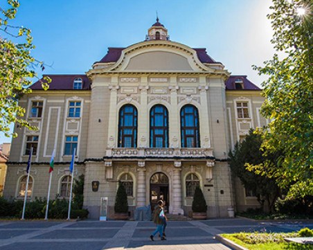 Община Пловдив сваля наполовина знамената си в подкрепа на Турция и Сирия