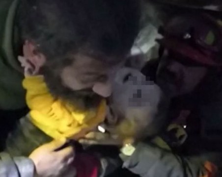 Откриха живо бебе, останало под рухнала сграда в Турция близо 65 часа