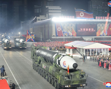 Северна Корея показа рекорден брой балистични ракети на военен парад