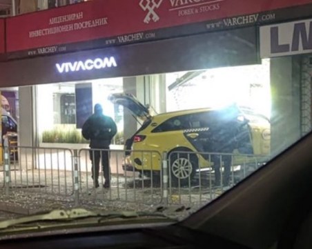 Такси се вряза в офис на мобилен оператор в София