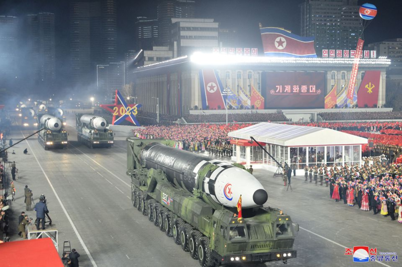 Северна Корея показа рекорден брой балистични ракети на военен парад