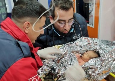 Десетдневно бебенце беше извадено живо в окръг Хатай от руините