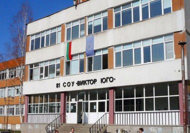 Сигнали за взривни устройства в две училища в София проверяват