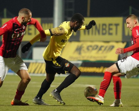 Ботев с нулево равенство срещу Локо София, токът в Коматево спря на полувремето