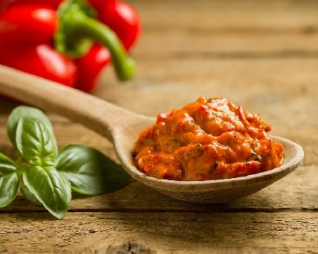 Дип от печени червени чушки и боб с босилеков вкус